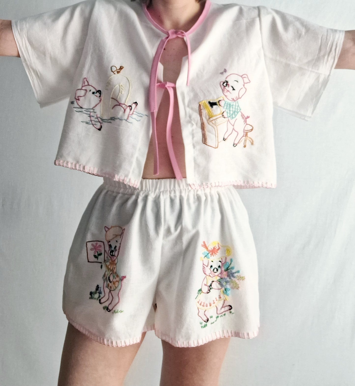 "PIGGY'S CHORES & FUN" 🩷🐷 TWO PIECES SET made with 7 vintage tea towels. FREE SHIPPPING!