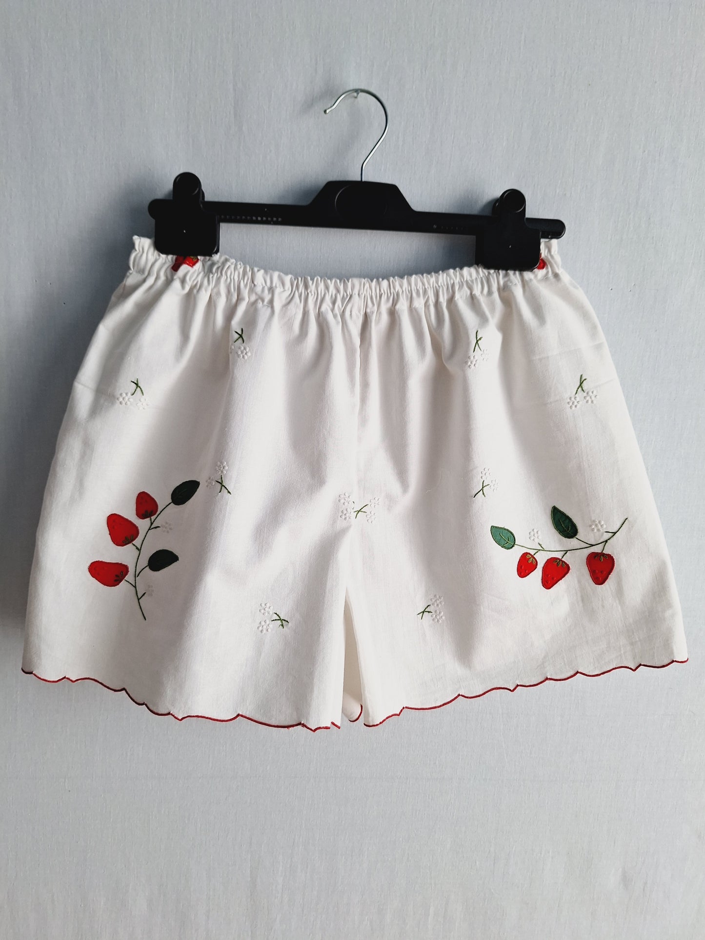 "STRAWBERRIES" 🍓 TWO PIECES SET made with vintage tablecloth. FREE SHIPPPING!