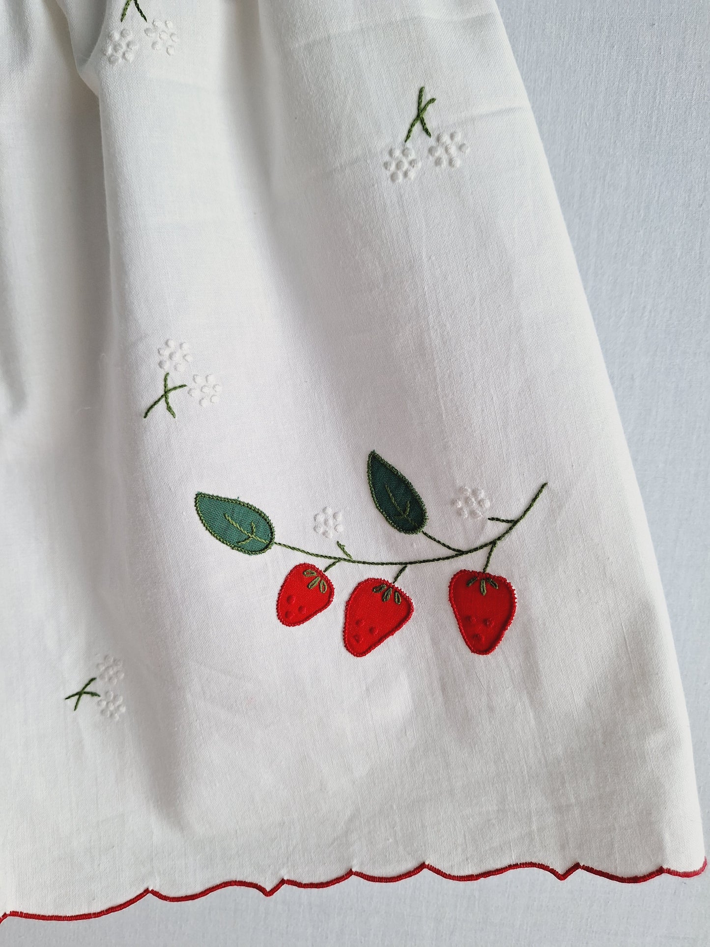 "STRAWBERRIES" 🍓 TWO PIECES SET made with vintage tablecloth. FREE SHIPPPING!