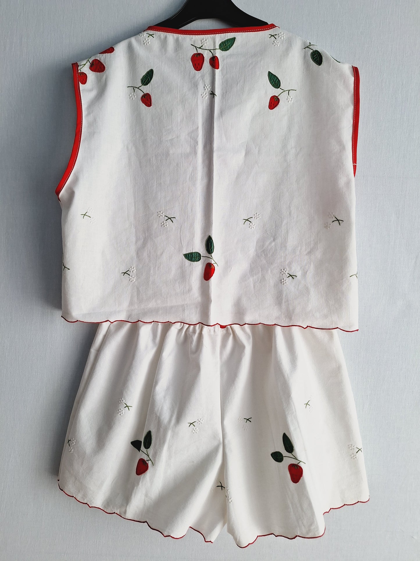 "STRAWBERRIES" 🍓 TWO PIECES SET made with vintage tablecloth. FREE SHIPPPING!